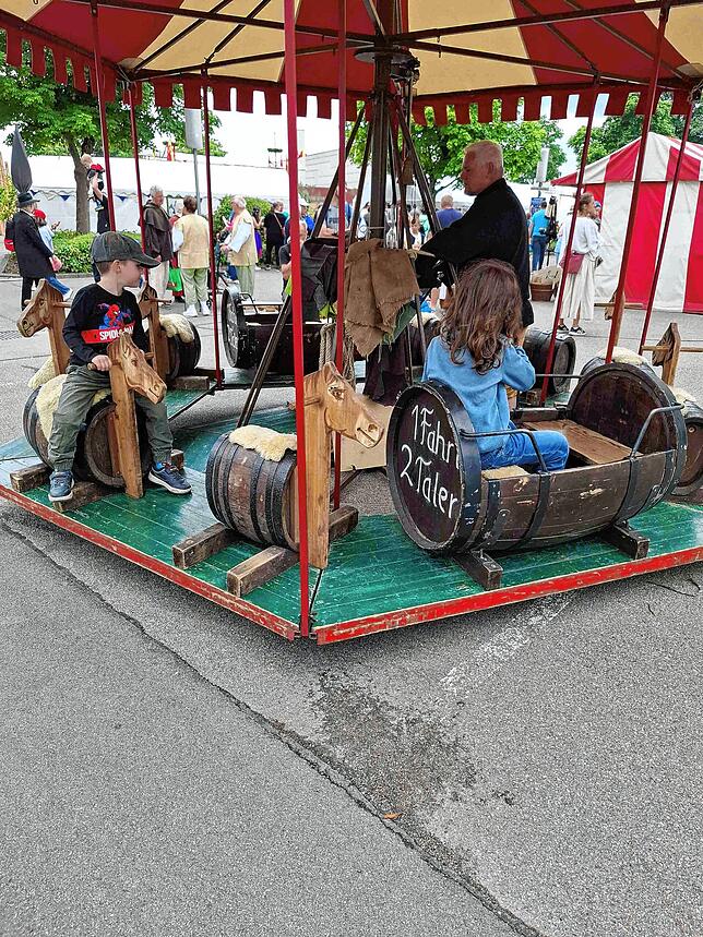 Bild 2: Mittelalter hautnah: Tausende beim 7. Stettener Spectaculum mit Rittern, Gauklern und Magiern