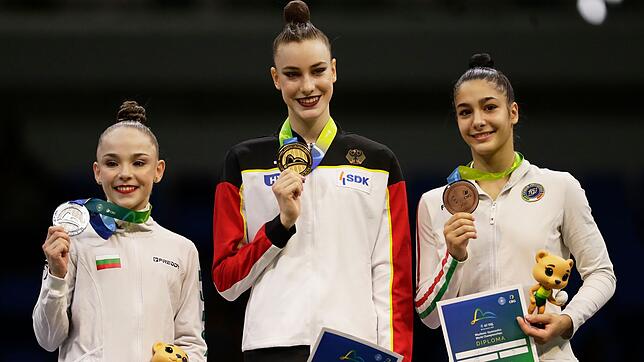 Darja Varfolomeev freut sich über ihr Mehrkampf-Gold.