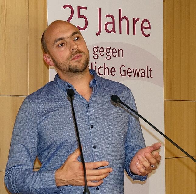 Großzügige Spende: Max Mutzke gibt beim Festakt bekannt, dass er 10 000 Euro an das Frauen- und Kinderschutzhaus Kreis Waldshut ...