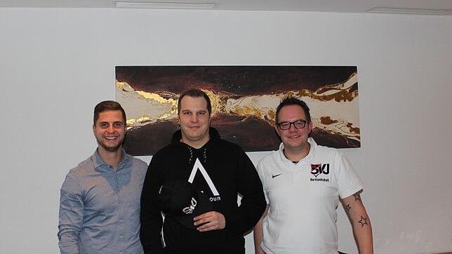 Verpflichtung: Sportchef Matthias Hertweck (links) und Vorsitzender Sebastian Huber (rechts) freuen sich, dass Lars Müller im Sommer ...