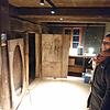 Museumsleiterin Margit Köpfer freut sich über die bereits montierten neuen Museumsleuchten. Im Resenhof bleibt aber noch viel zu tun, ...