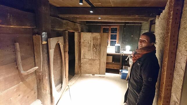 Museumsleiterin Margit Köpfer freut sich über die bereits montierten neuen Museumsleuchten. Im Resenhof bleibt aber noch viel zu tun, ...