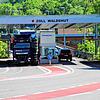 Besonders Lastwagen nutzen den Zollübergang in Waldshut-Koblenz von und in die Schweiz während der Grenzchließung aufgrund der ...