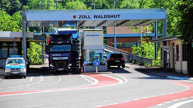 Besonders Lastwagen nutzen den Zollübergang in Waldshut-Koblenz von und in die Schweiz während der Grenzchließung aufgrund der ...