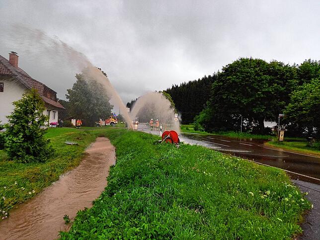 Besonders betroffen von dem Hochwasser war auch Riedöschingen. Das Anwesen in der Nähe des Bahnhofs war überflutet. Die Feuerwehr setzte ...