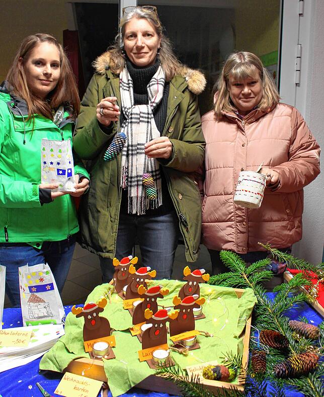 Auch die Ramsbergschule ist wieder mit schönen Bastelarbeiten mit dabei. Unser Bild zeigt Julia Halder, Juliane Pfleghar und Uta Hall ...