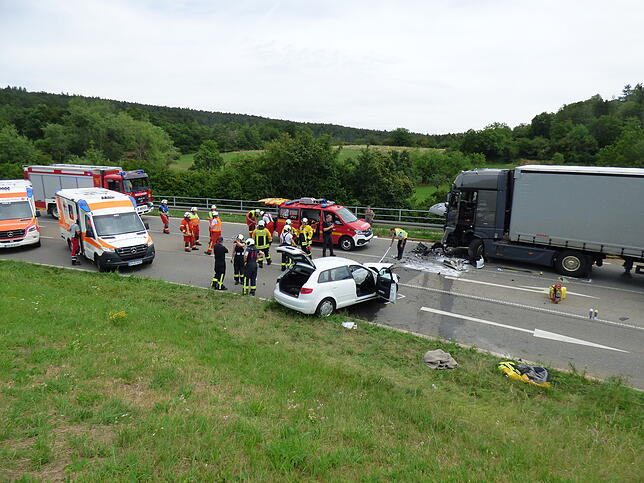 Feuerwehr und Polizei nach dem schweren Unfall auf der L194 an der ersten Einfahrt nach Aach.