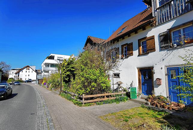 Alt und neu nebeneinander: Noch gibt es in Daisendorfs Ortsmitte zahlreiche alte Bauernhäuser.