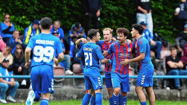 Torjubel beim SC Konstanz-Wollmatingen: Am Ende gewann die Mannschaft das Derby gegen die SG Dettingen Dingelsdorf mit 3:1.