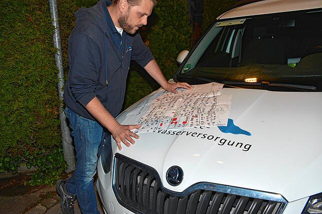 Sebastian Kühne, Gruppenleiter Netzbetrieb der Bodensee-Wasserversorgung, gab vor, welche Straßenzüge bei der Suchaktion abgesperrt ...