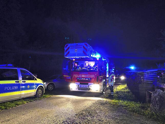 Die Freiwillige Feuerwehr Markdorf beorderte auch ihre Drehleiter vor Ort ins Deggenhausertal.