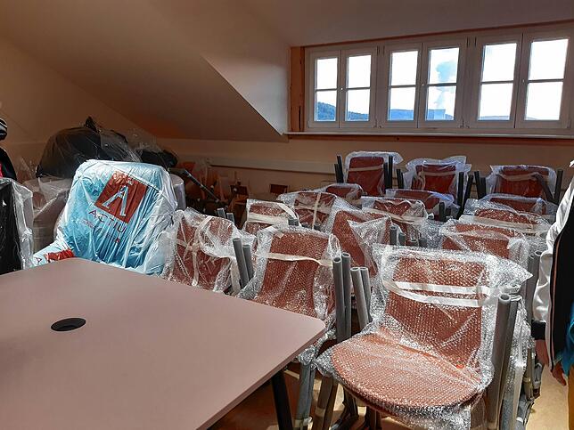 In den Räumen der Vereine im dritten Obergeschoss lagern derzeit noch die Möbel für die Stadtbücherei: Tische, Stühle, Sofas und Sessel ...