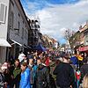 Der Besucherandrang beim Ostermarkt in Engen war groß. Von dem ein oder anderen Regenguss ließen sie sich die Lust am Bummeln nicht ...
