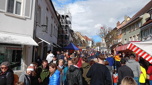 Der Besucherandrang beim Ostermarkt in Engen war groß. Von dem ein oder anderen Regenguss ließen sie sich die Lust am Bummeln nicht ...
