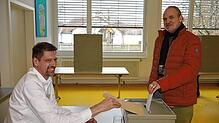 Robert Hack (rechts) wirft seinen Stimmzettel bei Jörg Pröbstle in die Wahlurne. „Das ist eine Chance der Mitbestimmung“, sagt der ...