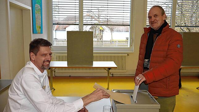 Robert Hack (rechts) wirft seinen Stimmzettel bei Jörg Pröbstle in die Wahlurne. „Das ist eine Chance der Mitbestimmung“, sagt der ...