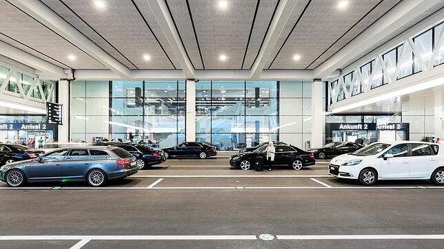 Die „Kurzzeitparkplätze“ am Flughafen Zürich sind wörtlich zu nehmen. Wer hier zu lange anhält, muss blechen.