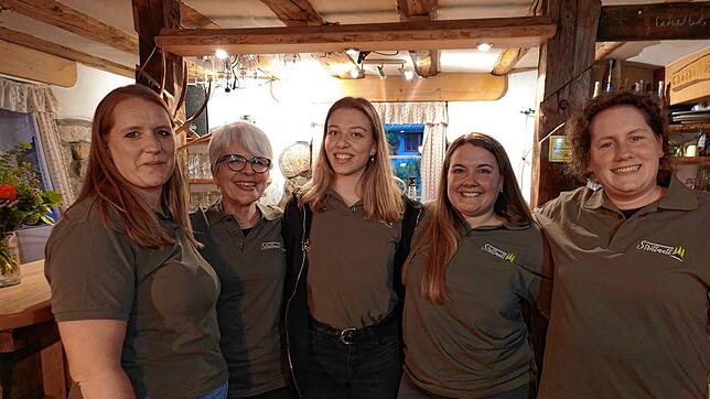 Die Vorsitzende Sarah Schneider konnte vier neue Frauen in der Versammlung begrüßen (von links): Petra Kuhn, Lea Apel, Jule Boger und ...