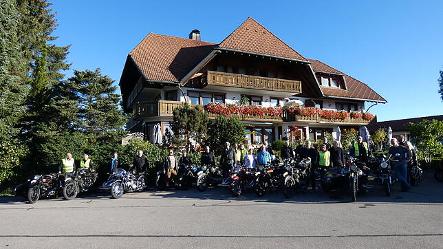 Erstmals fand das von Martin Rotzinger aus Albbruck (Fünfter von links) organisierte NSU-Treffen Hotzenwald statt zu dem die Teilnehmer ...