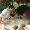Gespannt auf das Ergebnis holt hier Robert Schorp die ersten Brotlaibe seiner Kreation &bdquo;Panis bonus&ldquo; (&ldquo;Brot ist ...
