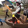 Die Piratenjolle war machtlos gegen das Narrenschiff. Bürgermeister Fabian Meschenmoser hatte Weitblick und gab relativ kampflos den ...