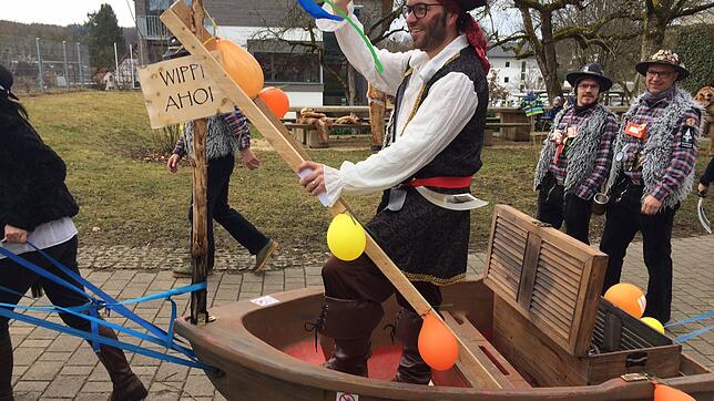 Die Piratenjolle war machtlos gegen das Narrenschiff. Bürgermeister Fabian Meschenmoser hatte Weitblick und gab relativ kampflos den ...