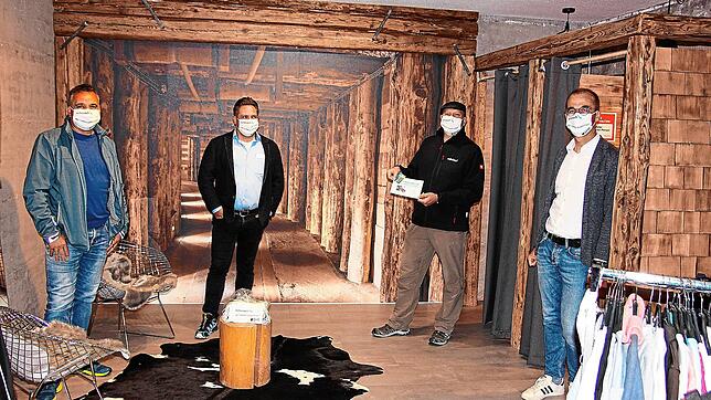 Vorsitzender Michael Dold (von links), Axel Kaltenbach, Bernd Kaltenbach und Bürgermeister Jörg Frey tragen die Schonach-Schutzmasken.