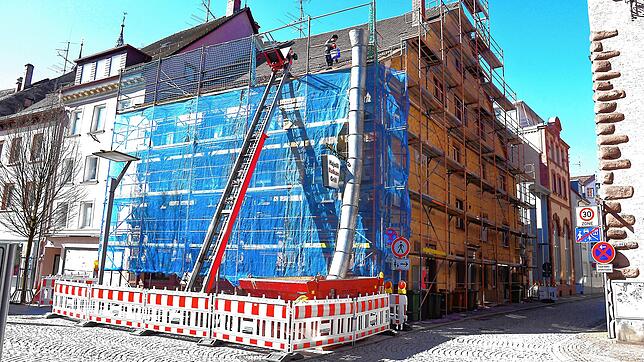 Das Dach der Gambrinus-Brauereigaststätte in Villingen wird saniert. Bis Ende Juni sollen die Arbeiten abgeschlossen werden. Bild: ...