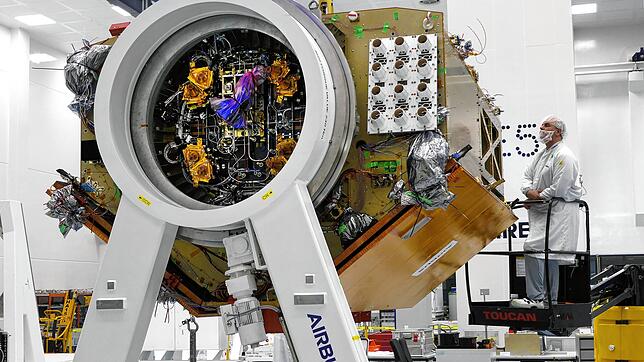 Satellitenproduktion bei Airbus in Immenstaad am Bodensee. Mit einem Multi-Millionen-Investment ist der Standort gerade zukunftssicher ...