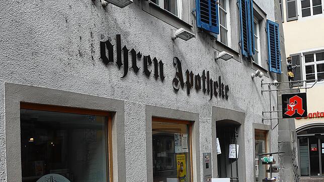 Im Schriftzug der Mohren-Apotheke in der Konstanzer Wessenbergstraße fehlt seit einiger Zeit das &bdquo;M&ldquo;. Es wurde vergangene ...