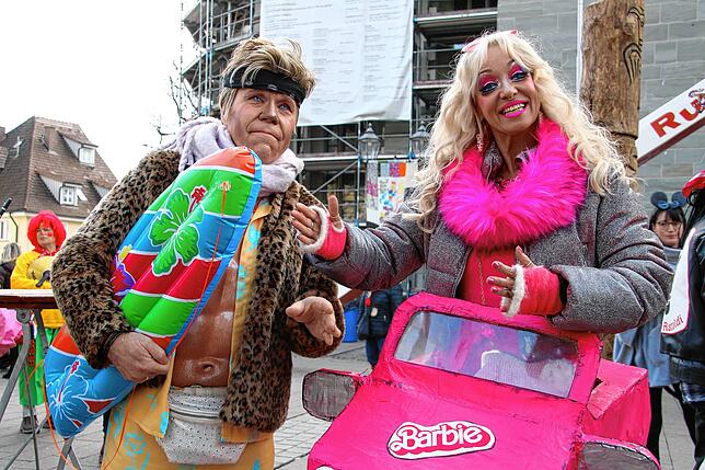 Hoher Besuch: Auch Barbie (Elsa Santinho-Reiser) und Ken (Thomas Reiser) haben sich den närrischen Jahrmarkt auf dem Marktplatz nicht ...