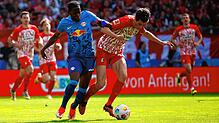 Leipzigs Castello Lukeba (l) und Freiburgs Merlin Röhl im Duell.