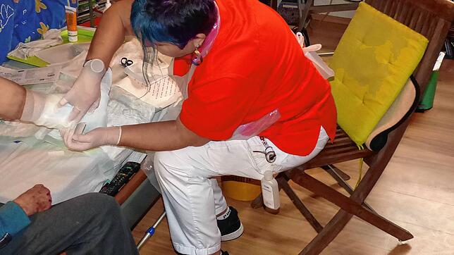 Eine Pflegekraft verbindet den Fuß eines Patienten. Ambulante Krankenpflege wird von der Sozialstation St. Martin in Bad Säckingen als ...