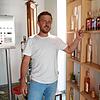 Fabian Zipperer ist für die Produktion des Schlatter Gins verantwortlich.