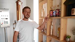 Fabian Zipperer ist für die Produktion des Schlatter Gins verantwortlich.