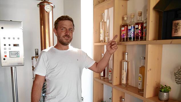 Fabian Zipperer ist für die Produktion des Schlatter Gins verantwortlich.
