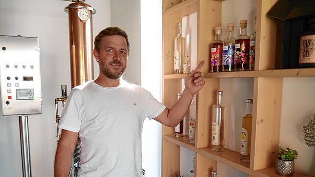 Fabian Zipperer ist für die Produktion des Schlatter Gins verantwortlich.