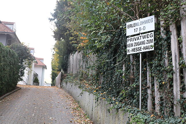 Nachdem Touristen immer wieder versucht hätten, den Privatweg zum Parken, Wenden oder für einen Blick aufs Hessehaus zu nutzen, stellte ...