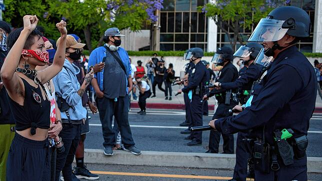 Demonstranten protestieren in Los Angeles nach dem gewaltsamen Tod von George Floyd gegen Polizeigewalt.