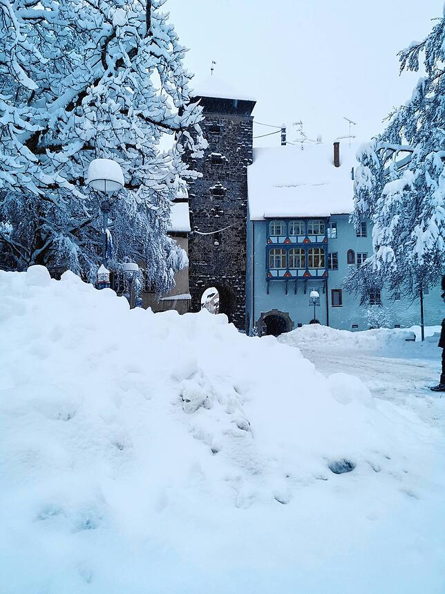 Schneewälle vor dem Stadttor.