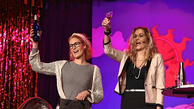 „Mutti braucht einen Drink“: Swantje Kunze (links) und Julia Johannsen als zwei Helikopter-Mütter.