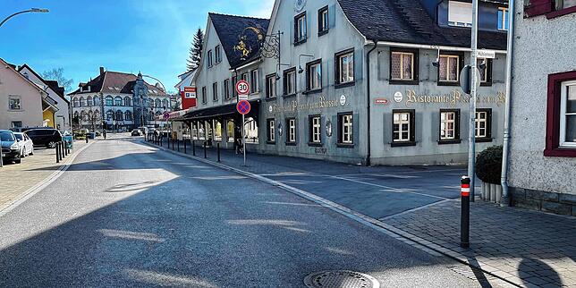 (Archivbild) Entlang der Radolfzeller Straße zeigt sich der dörfliche Charakter von Wollmatingen. Im Hintergrund ist die Grundschule zu ...