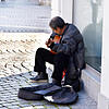 Armut gibt es auch in Villingen-Schwenningen. Selten ist sie allerdings so offen sichtbar wie bei diesem Mann, der mit Gitarrenspiel ein ...