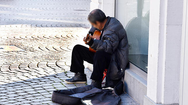 Armut gibt es auch in Villingen-Schwenningen. Selten ist sie allerdings so offen sichtbar wie bei diesem Mann, der mit Gitarrenspiel ein ...
