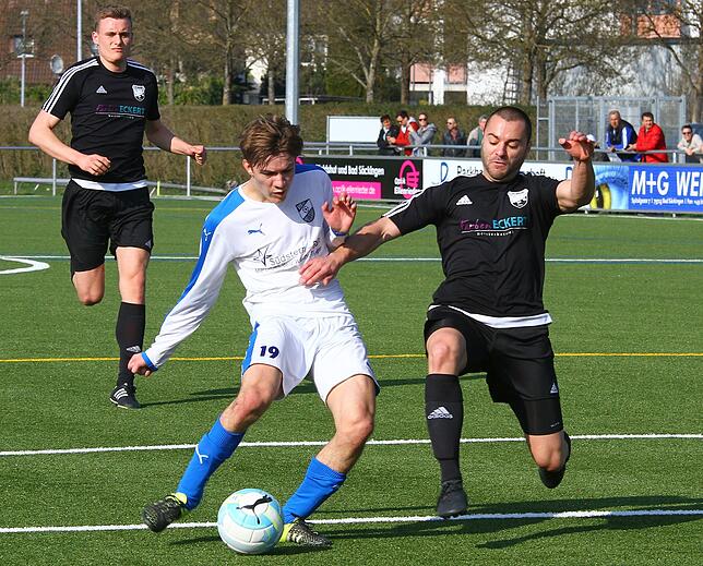Kämpfertyp: In der Defensive soll Rouven Rünzi (rechts, gegen den Waldshuter Fabian Eppler) vom FC Wehr in der neuen Saison den FC ...