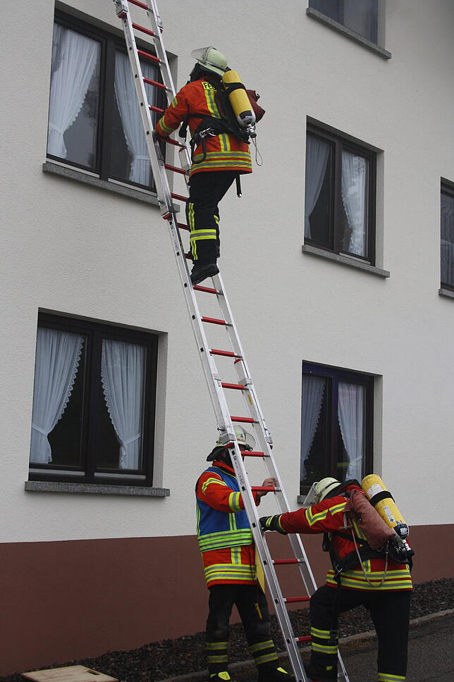Die Wehrmänner aus Herrischried drangen über Steckleitern in das verrauchte Gebäude ein.