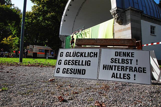 Bild 2: Corona- und Impfskeptiker im Stadtgarten, Autokorso-Start auf dem Döbele: Chronologie eines ruhigen Demo-Wochenendes in Konstanz