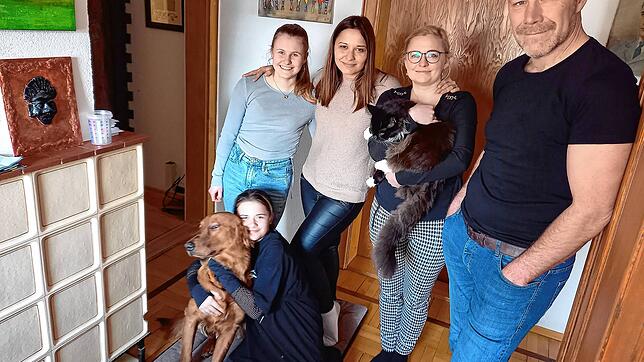 Natasha (Zweite von links) und ihre Tochter Nastya (vorne) gehörten vor einem Jahr zu den ersten ukrainischen Flüchtlingen in Markdorf. ...