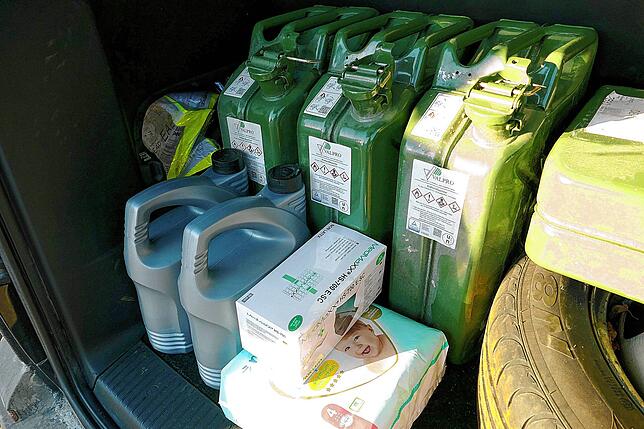 Harald Sondhof hat zur Sicherheit 80 Liter Benzin mitgenommen.