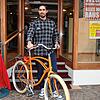 Hier hat Fahrradhändler Honar Naser noch ein Rad von Dietmar Bitzenhofer in der Hand, ab Mai wird er dann seine eigenen Velos im ...